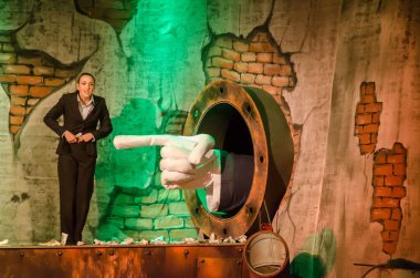 DNIPRO, UKRAINE - AUGust 5, 2020: Slavomir Mrozhek 'in Dnipro Devlet Tiyatrosu ve Komedi Tiyatrosu üyeleri tarafından sahnelenen oyunundan uyarlanan fantastik ve absürt bir hikaye STRIP-TEASE.