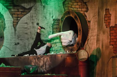 DNIPRO, UKRAINE - AUGust 5, 2020: Slavomir Mrozhek 'in Dnipro Devlet Tiyatrosu ve Komedi Tiyatrosu üyeleri tarafından sahnelenen oyunundan uyarlanan fantastik ve absürt bir hikaye STRIP-TEASE.