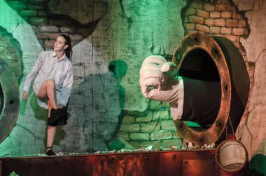 DNIPRO, UKRAINE - AUGust 5, 2020: Slavomir Mrozhek 'in Dnipro Devlet Tiyatrosu ve Komedi Tiyatrosu üyeleri tarafından sahnelenen oyunundan uyarlanan fantastik ve absürt bir hikaye STRIP-TEASE.