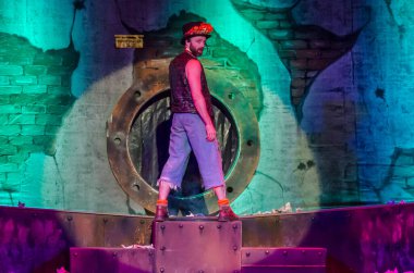 DNIPRO, UKRAINE - AUGust 5, 2020: Slavomir Mrozhek 'in Dnipro Devlet Tiyatrosu ve Komedi Tiyatrosu üyeleri tarafından sahnelenen oyunundan uyarlanan fantastik ve absürt bir hikaye STRIP-TEASE.