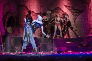DNIPRO, UKRAINE - AUGust 5, 2020: Slavomir Mrozhek 'in Dnipro Devlet Tiyatrosu ve Komedi Tiyatrosu üyeleri tarafından sahnelenen oyunundan uyarlanan fantastik ve absürt bir hikaye STRIP-TEASE.