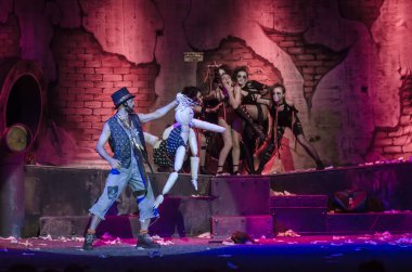 DNIPRO, UKRAINE - AUGust 5, 2020: Slavomir Mrozhek 'in Dnipro Devlet Tiyatrosu ve Komedi Tiyatrosu üyeleri tarafından sahnelenen oyunundan uyarlanan fantastik ve absürt bir hikaye STRIP-TEASE.