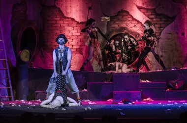 DNIPRO, UKRAINE - AUGust 5, 2020: Slavomir Mrozhek 'in Dnipro Devlet Tiyatrosu ve Komedi Tiyatrosu üyeleri tarafından sahnelenen oyunundan uyarlanan fantastik ve absürt bir hikaye STRIP-TEASE.