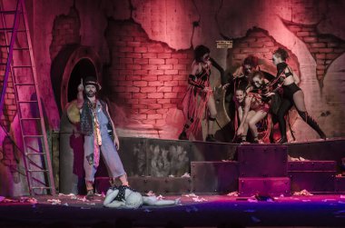 DNIPRO, UKRAINE - AUGust 5, 2020: Slavomir Mrozhek 'in Dnipro Devlet Tiyatrosu ve Komedi Tiyatrosu üyeleri tarafından sahnelenen oyunundan uyarlanan fantastik ve absürt bir hikaye STRIP-TEASE.