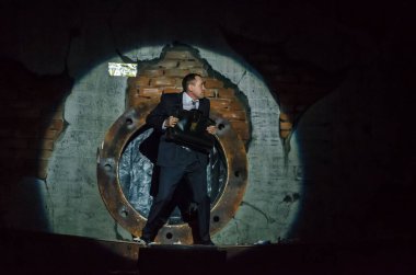 DNIPRO, UKRAINE - AUGust 5, 2020: Slavomir Mrozhek 'in Dnipro Devlet Tiyatrosu ve Komedi Tiyatrosu üyeleri tarafından sahnelenen oyunundan uyarlanan fantastik ve absürt bir hikaye STRIP-TEASE.