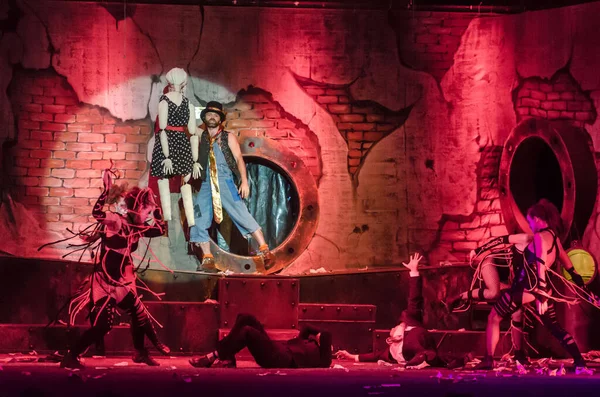 DNIPRO, UKRAINE - AUGust 5, 2020: Slavomir Mrozhek 'in Dnipro Devlet Tiyatrosu ve Komedi Tiyatrosu üyeleri tarafından sahnelenen oyunundan uyarlanan fantastik ve absürt bir hikaye STRIP-TEASE.