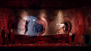 DNIPRO, UKRAINE - AUGust 5, 2020: Slavomir Mrozhek 'in Dnipro Devlet Tiyatrosu ve Komedi Tiyatrosu üyeleri tarafından sahnelenen oyunundan uyarlanan fantastik ve absürt bir hikaye STRIP-TEASE.