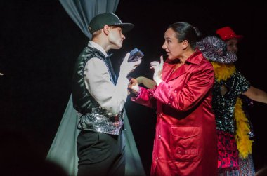 DNIPRO, UKRAINE - SEPTEMBER 6, 2020: Friedrich Durenmatt 'ın bayan ziyareti Gençlik Tiyatrosu Mirror üyeleri tarafından sahnelendi.