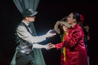 DNIPRO, UKRAINE - SEPTEMBER 6, 2020: Friedrich Durenmatt 'ın bayan ziyareti Gençlik Tiyatrosu Mirror üyeleri tarafından sahnelendi.