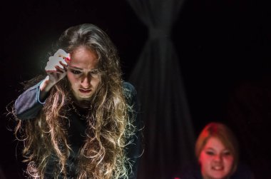 DNIPRO, UKRAINE - SEPTEMBER 6, 2020: Friedrich Durenmatt 'ın bayan ziyareti Gençlik Tiyatrosu Mirror üyeleri tarafından sahnelendi.