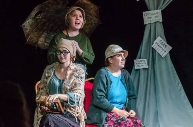 DNIPRO, UKRAINE - SEPTEMBER 6, 2020: Friedrich Durenmatt 'ın bayan ziyareti Gençlik Tiyatrosu Mirror üyeleri tarafından sahnelendi.