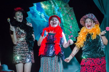 DNIPRO, UKRAINE - SEPTEMBER 6, 2020: Friedrich Durenmatt 'ın bayan ziyareti Gençlik Tiyatrosu Mirror üyeleri tarafından sahnelendi.