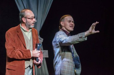 DNIPRO, UKRAINE - SEPTEMBER 6, 2020: Friedrich Durenmatt 'ın bayan ziyareti Gençlik Tiyatrosu Mirror üyeleri tarafından sahnelendi.