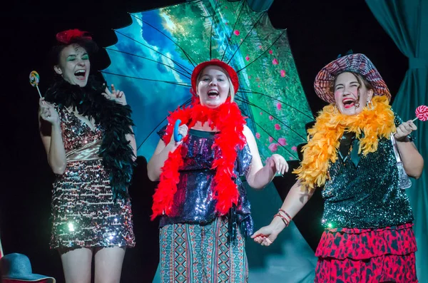 DNIPRO, UKRAINE - SEPTEMBER 6, 2020: Friedrich Durenmatt 'ın bayan ziyareti Gençlik Tiyatrosu Mirror üyeleri tarafından sahnelendi.