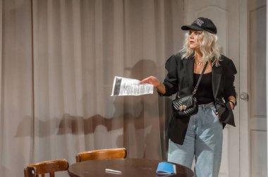 DNIPRO, UKRAINE - 18 Eylül 2020: Olena Popova bir zamanlar Dnipro Devlet Tiyatrosu ve Komedi Tiyatrosu 'nda Brightonat' ta sahne aldı.