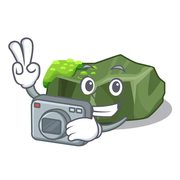 Fotógrafo Caricatura Gran Piedra Cubierta Con Verde Musgo Vector Ilustración — Archivo Imágenes Vectoriales