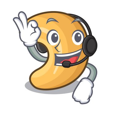 Kaju fıstığı maskotu izole kulaklık ile kavrulmuş