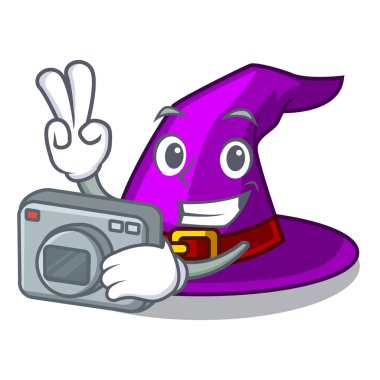 Maskot ile izole fotoğrafçı cadı şapka