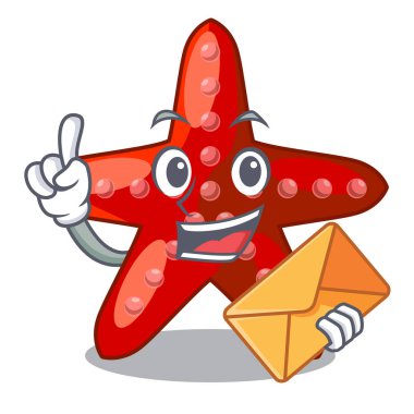 Kırmızı deniz yıldızı hayvanla maskot kum üzerinde zarf