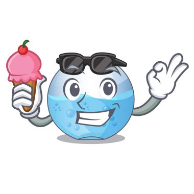 Dondurma kase karikatür akvaryum ile ahşap masa üstünde