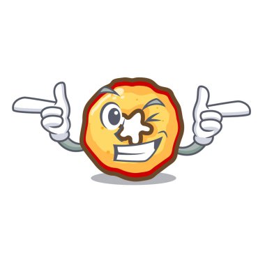 Maskotla izole edilmiş göz kırpan elma parçaları.