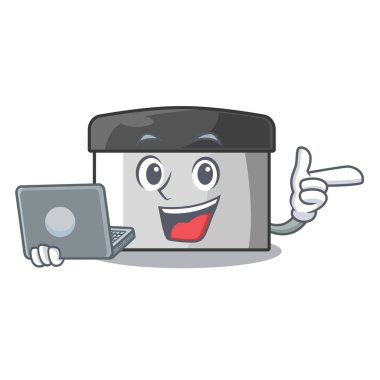 Tahta dolapta dizüstü bilgisayar karakterli hamur işi kazıyıcıyla.