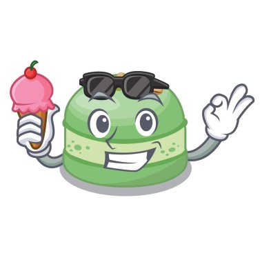 Buzdolabında fıstıklı dondurma var.