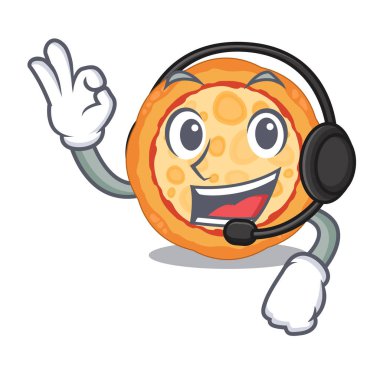 Karakter tabağındaki kulaklık peynirli pizzayla