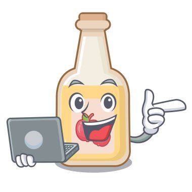 Dizüstü bilgisayarlı elma şarabı bardakta.