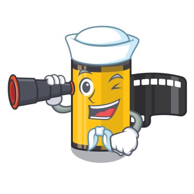 Ahşap karikatür masa üzerinde binoküler kamera rulo ile Denizci