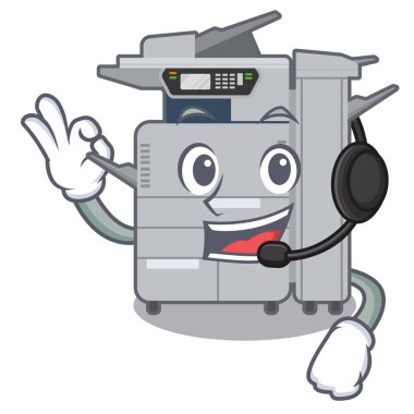 Karakter sandalyesinin yanındaki kulaklık fotokopi makinesiyle.