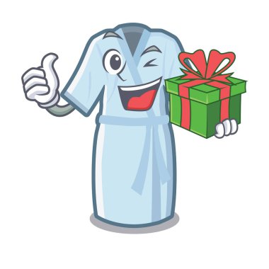 Karakter dolabında saklanan hediye bornoz ile