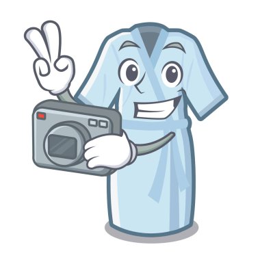 Karakter dolabında saklanan fotoğrafçı bornoz