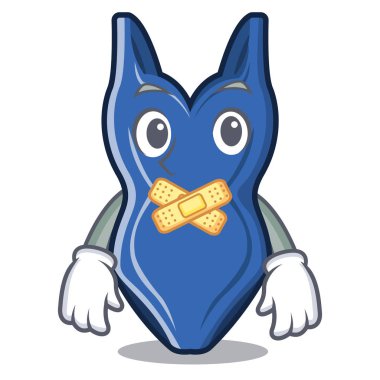 Sessiz bir maskot ahşap masada yüzmek