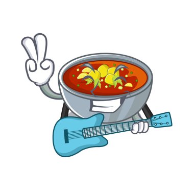 Ahşap masa karakteri üzerinde gitar gazpacho yemekleri ile
