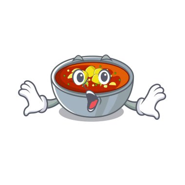 Ahşap masa karakteri üzerinde sürpriz gazpacho yemekleri