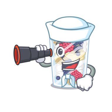 Ahşap masa maskotu üzerinde binoküler parfait ile Denizci