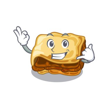 Bana karakter ahşap masa üzerinde musakka arayın