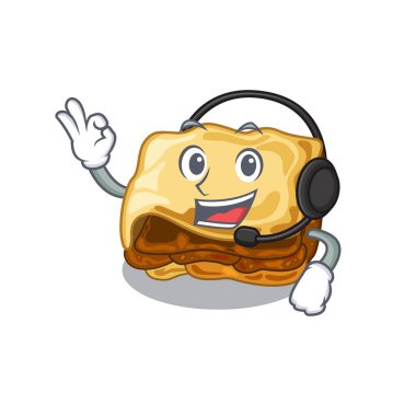 Karakter ahşap masa üzerinde kulaklık musakka ile