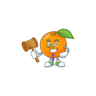 Beyaz arka plan üzerinde Yargıç turuncu meyve karikatür maskotu.