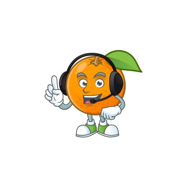 Beyaz arka planda kulaklık turuncu meyve karikatür maskotu ile.