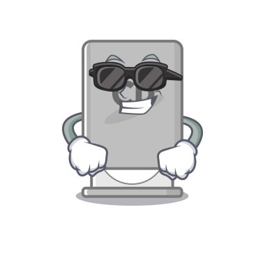 Maskot ahşap masanın üstünde süper havalı rom sürücüsü