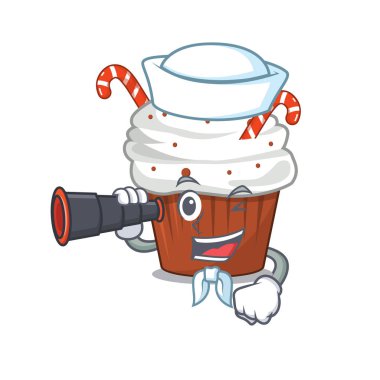 Karakter buzdolabında dürbünlü noel keki olan denizci.