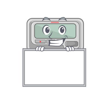 Maskot şeklindeki çağrı cihazıyla sırıtarak.