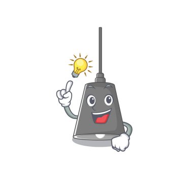 Maskot ahşap masanın üstünde bir lamba var.