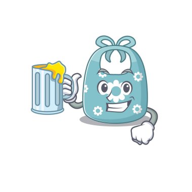 Bir bardak birayla bebek önlüğü konsepti.