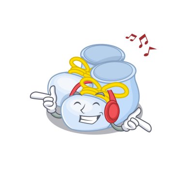 Erkek bebek çizmeleri. Çizme tasarımı. Kulaklıkla müzik dinlemek.