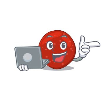 Evde dizüstü bilgisayarla çalışan peperonili zeki bir çizgi film karakteri. Vektör illüstrasyonu