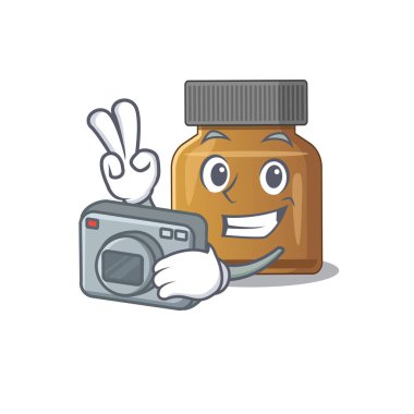 Profesyonel bir fotoğrafçı şişesi B vitamini karikatür resmi. Kamerayla çalışıyor.