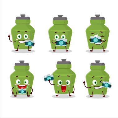 Yeşil içki şişesi çizgi film karakterli fotoğrafçı mesleği simgesi. Vektör illüstrasyonu